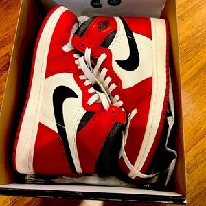 Like new in box! Nike Jordan 1 mid “Chicagos”